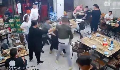 唐山烧烤目击爆料视频,目击者爆料揭露惊人一幕  第3张 唐山烧烤目击爆料视频,目击者爆料揭露惊人一幕  第3张